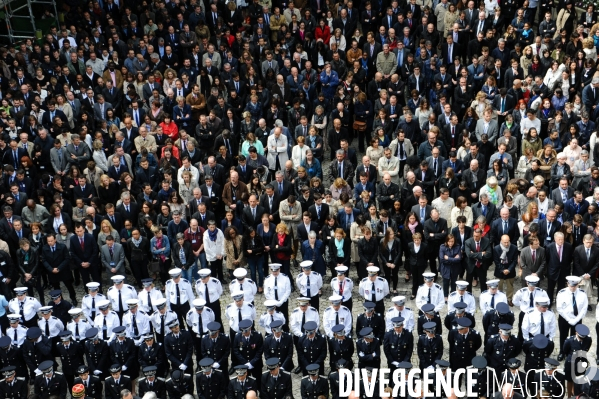 Minute de silence au ministère de l intérieur à la mémoire des deux policiers tués par Larossi Abballa