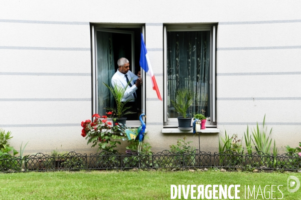 Marche organisée par la mairie de Mantes-la-Jolie à la mémoire des deux policiers  tués, Jessica Schneider et Jean-Baptiste Salvaing