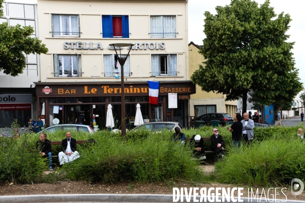 Marche organisée par la mairie de Mantes-la-Jolie à la mémoire des deux policiers  tués, Jessica Schneider et Jean-Baptiste Salvaing