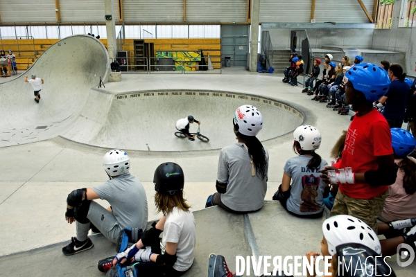 Espace Glisse Paris18eme. Avec plus de 3.000 m2 de glisse, c est le plus grand skate-park indoor en beton de France.