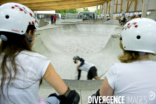 Espace Glisse Paris18eme. Avec plus de 3.000 m2 de glisse, c est le plus grand skate-park indoor en beton de France.