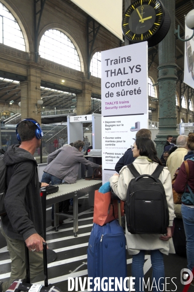 Illustration Juin 2016.Voyageurs passant les portiques de securite en gare du nord a l embarquement du Thalys