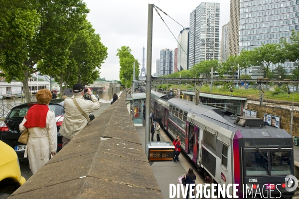 Illustration Juin 2016.Le RER C , a la station Javel, le long des quais