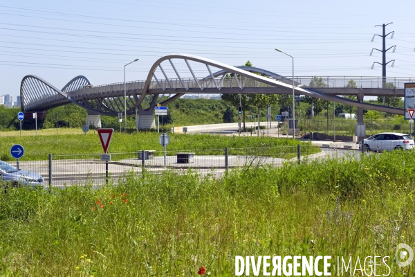 La passerelle de la Tegeval.Ouvrage reserve aux pietons et cyclistes, concu par Marc Mimram, qui ameliore le cadre de vie sur les communes de Creteil et Valenton