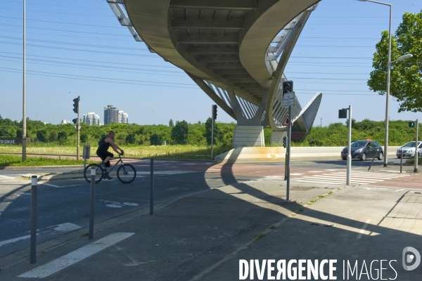 La passerelle de la Tegeval.Ouvrage reserve aux pietons et cyclistes, concu par Marc Mimram, qui ameliore le cadre de vie sur les communes de Creteil et Valenton