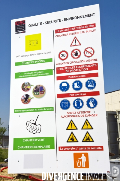 Illustration Juin 2016.Panneau d information sur la qualite, la securite et la protection de l environnement sur un chantier