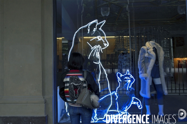 Dans la vitrine de la styliste Stella McCartney, au Palais Royal, deux neons rappellent son combat contre l utilisation de la fourrure animale par l industrie du luxe