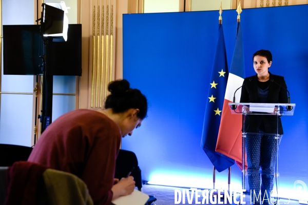 Najat Vallaud-Belkacem, à son bureau de ministre de l éducation