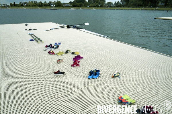 Le PAarc.La base nautique olympique et de loisirs des rives de l  Aa. Chaussures de sport sur un ponton