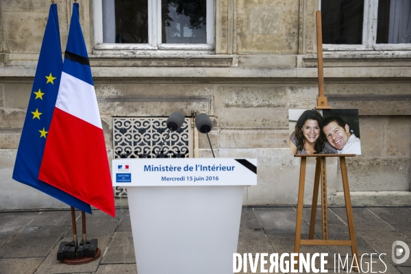 Hollande, Valls, Cazeneuve: minute de silence en souvenir d un couple de policiers assassinés a Magnanville