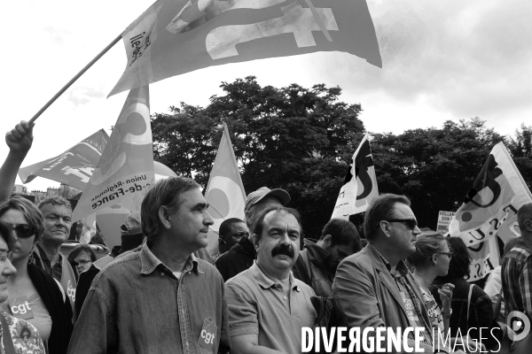 Philippe Martinez les dirigeants syndicaux CGT Paris.  CGT Union leader Philippe Martinez leads demonstration in Paris.