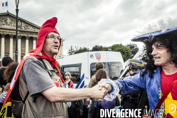 Les anti loi travail devant l Assemblee Nationale, 5 Juillet.