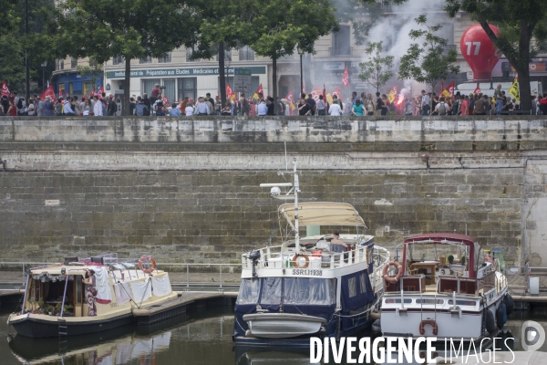 Manifestation contre la loi Travail autour du Bassin de l Arsenal