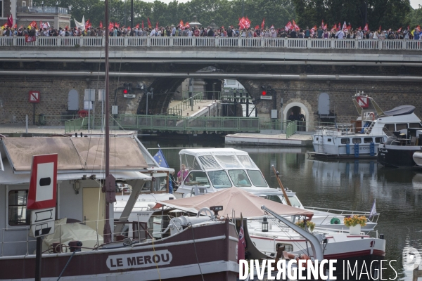 Manifestation contre la loi Travail autour du Bassin de l Arsenal