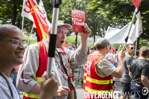 Manifestation contre la loi Travail autour du Bassin de l Arsenal