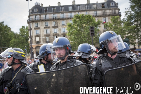 Manifestation contre la loi Travail autour du Bassin de l Arsenal