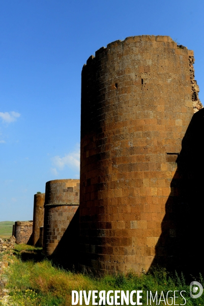 Ani, the Ancient Armenian Capital and the city of a thousand and one churches. Ani, l ancienne Capitale Armenian et la ville de mille et une églises.