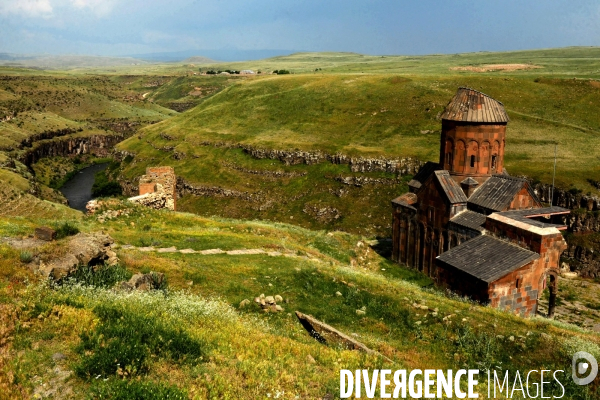 Ani, the Ancient Armenian Capital and the city of a thousand and one churches. Ani, l ancienne Capitale Armenian et la ville de mille et une églises.