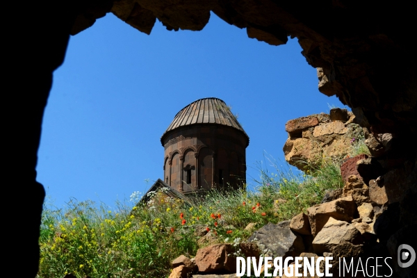 Ani, the Ancient Armenian Capital and the city of a thousand and one churches. Ani, l ancienne Capitale Armenian et la ville de mille et une églises.