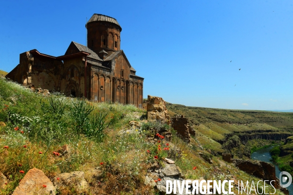 Ani, the Ancient Armenian Capital and the city of a thousand and one churches. Ani, l ancienne Capitale Armenian et la ville de mille et une églises.