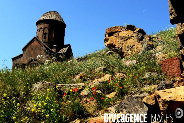 Ani, the Ancient Armenian Capital and the city of a thousand and one churches. Ani, l ancienne Capitale Armenian et la ville de mille et une églises.