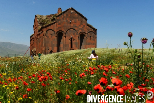 Ani, the Ancient Armenian Capital and the city of a thousand and one churches. Ani, l ancienne Capitale Armenian et la ville de mille et une églises.