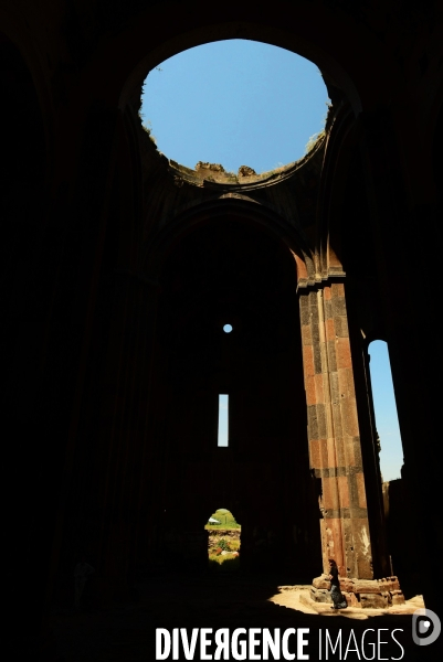 Ani, the Ancient Armenian Capital and the city of a thousand and one churches. Ani, l ancienne Capitale Armenian et la ville de mille et une églises.