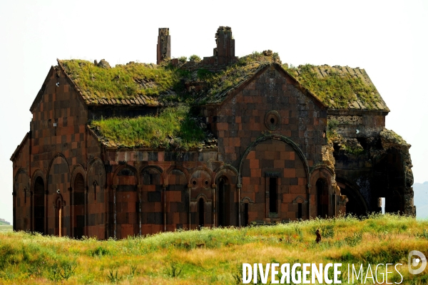 Ani, the Ancient Armenian Capital and the city of a thousand and one churches. Ani, l ancienne Capitale Armenian et la ville de mille et une églises.