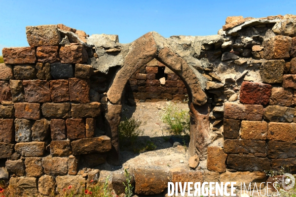 Ani, the ancient Armenian Capital and the city of a thousand and one churches. Ani, l ancienne Capitale Armenian et la ville de mille et une églises.
