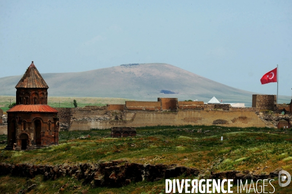 Ani, the Ancient Armenian Capital and the city of a thousand and one churches. Ani, l ancienne Capitale Armenian et la ville de mille et une églises.