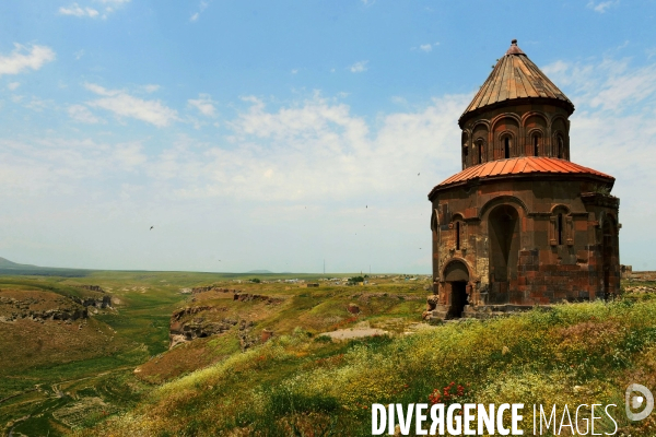 Ani, the Ancient Armenian Capital and the city of a thousand and one churches. Ani, l ancienne Capitale Armenian et la ville de mille et une églises.