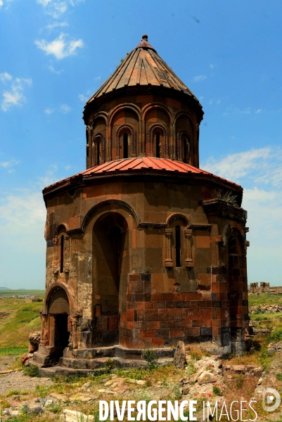 Ani, the Ancient Armenian Capital and the city of a thousand and one churches. Ani, l ancienne Capitale Armenian et la ville de mille et une églises.