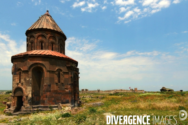 Ani, the Ancient Armenian Capital and the city of a thousand and one churches. Ani, l ancienne Capitale Armenian et la ville de mille et une églises.