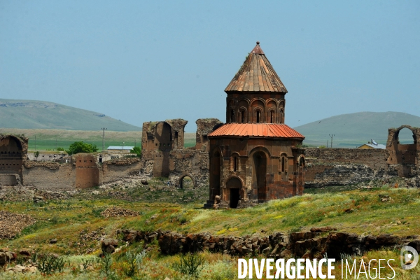 Ani, the Ancient Armenian Capital and the city of a thousand and one churches. Ani, l ancienne Capitale Armenian et la ville de mille et une églises.