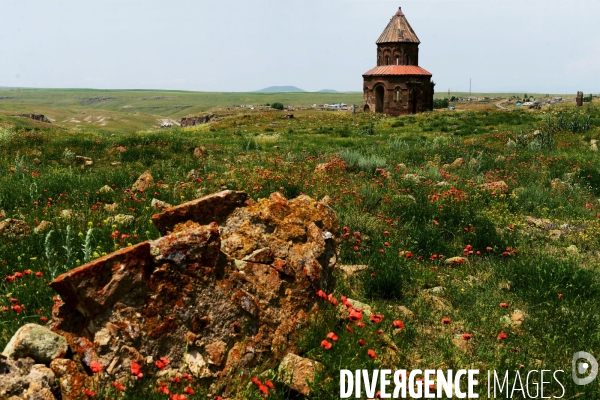 Ani, the Ancient Armenian Capital and the city of a thousand and one churches. Ani, l ancienne Capitale Armenian et la ville de mille et une églises.