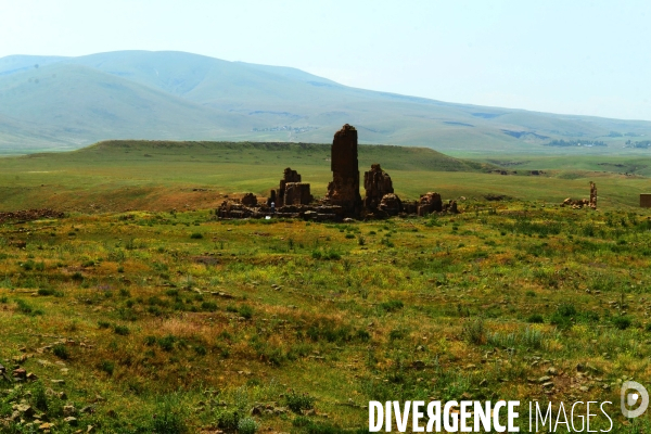Ani, the Ancient Armenian Capital and the city of a thousand and one churches. Ani, l ancienne Capitale Armenian et la ville de mille et une églises.