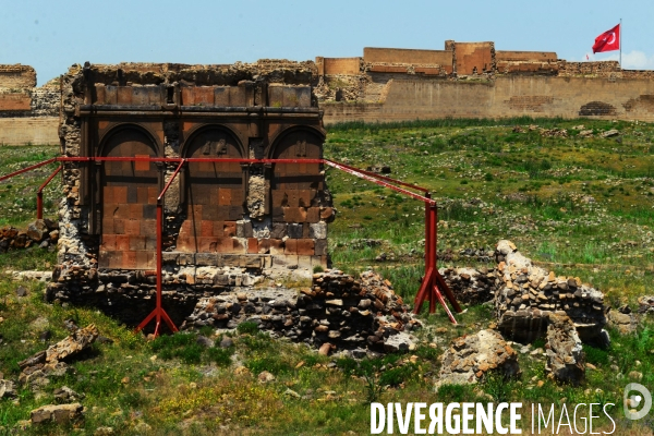 Ani, the Ancient Armenian Capital and the city of a thousand and one churches. Ani, l ancienne Capitale Armenian et la ville de mille et une églises.