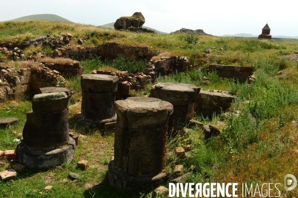 Ani, the Ancient Armenian Capital and the city of a thousand and one churches. Ani, l ancienne Capitale Armenian et la ville de mille et une églises.