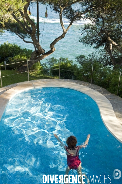 Vacances. Un bain dans la piscine