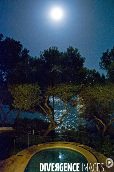 Vacances. Piscine au clair de lune