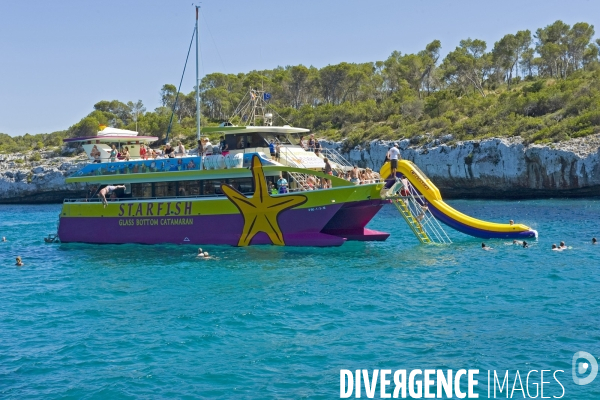 Vacances.Le starfish, bateau promenade touristique dans une crique