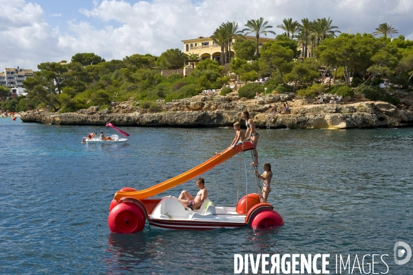 Vacances.Un pedalo avec toboggan dans une crique