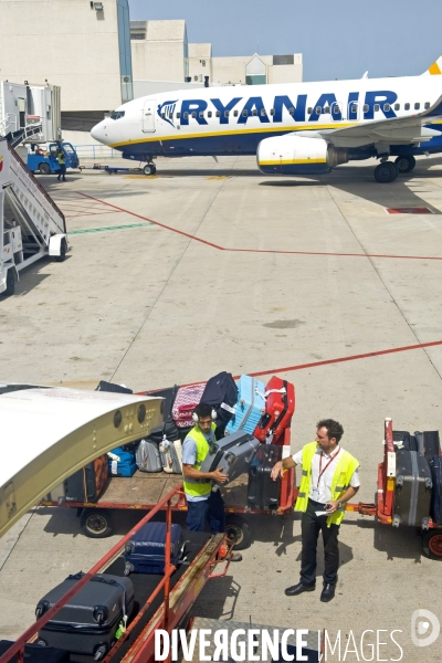 Aeroport de Palma de Majorque.Chargement en soute des bagages et avion de Rayanair