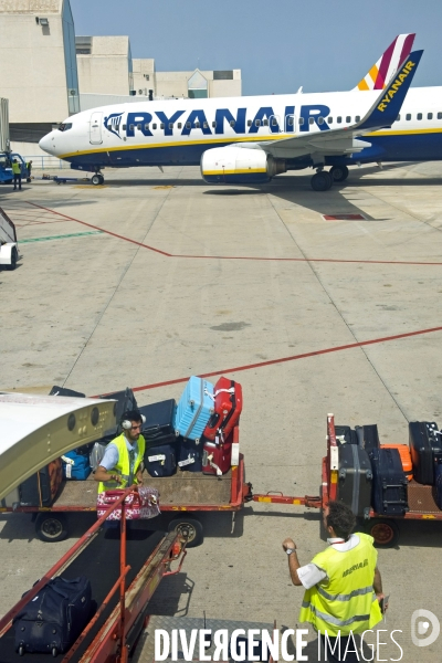 Aeroport de Palma de Majorque.Chargement en soute des bagages et avion de Rayanair