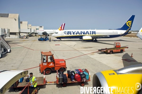Aeroport de Palma de Majorque.Chargement en soute des bagages et avion de Rayanair