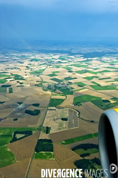 En vol, au dessus des champs de la campagne francaise