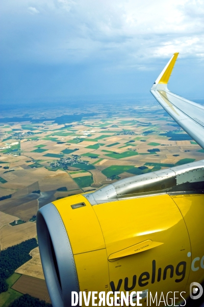 A bord d un vol de la compagnie Vueling vers Paris, survolant les champs de la campagne francaise