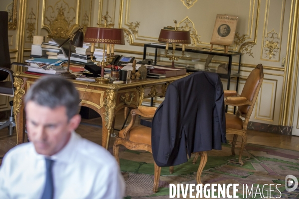 Manuel Valls, Premier ministre, dans son bureau de l hotel de Matignon