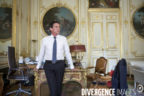 Manuel Valls, Premier ministre, dans son bureau de l hotel de Matignon