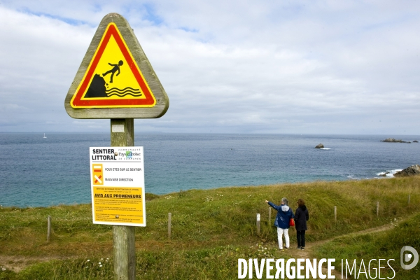 Bretagne.Sentier cotier, sentier littoral le long des communes de la communaute des Pays d Iroise